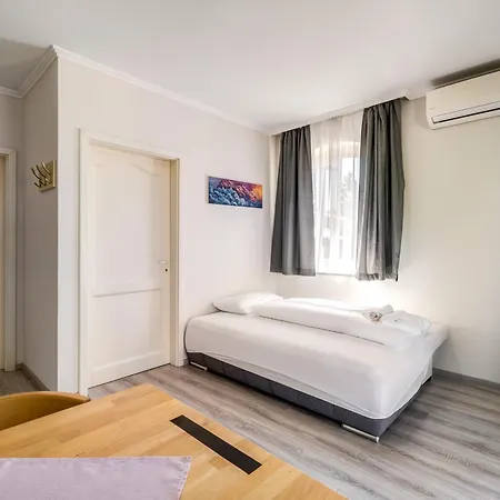 Helka Apartmanhaz Апартаменты Балатонлелле